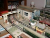 Kibri Signalbrücke 1956, Märklin Lokschuppen 412, Märklin Schürzenwagen mit Schlußbeleuchtung 346/1 BS - Schnellzugwagen 4007-346/1B-346/1 BS